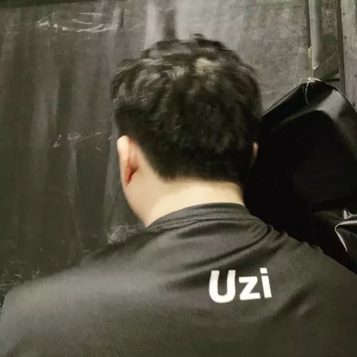  uzi女友晒小狗背影照看哭网友,二十出头的他却已经老了