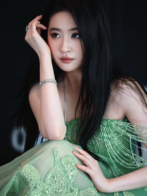  刘亦菲穿绿色刺绣裙清新脱俗肌肤雪白光滑美若天仙