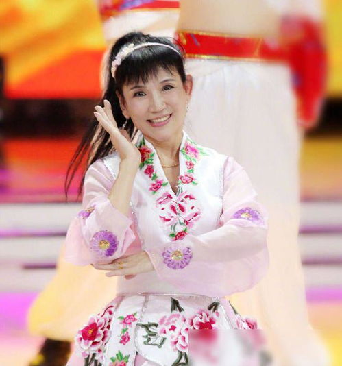  谢妈妈生日,谢娜晒合照给她庆生,谢妈妈看上去挺漂亮一点不显老