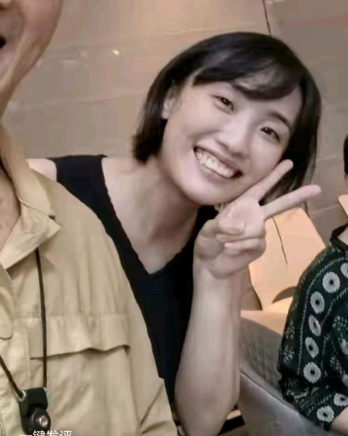  胡歌官宣当爸后,与妻子黄曦宁同框照首曝光,甜蜜依偎好甜蜜
