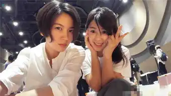  曹曦文玩搞怪表情5连拍嘟嘟嘴皱眉卖萌