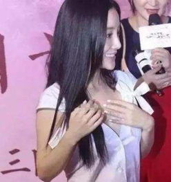  李小璐衬衫纽扣意外崩开险走光,双手捂胸处惊不变,网友佩服
