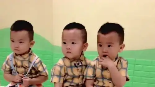  家有三胞胎儿子,不知道爸爸对儿子们说了什么,这表情好委屈啊