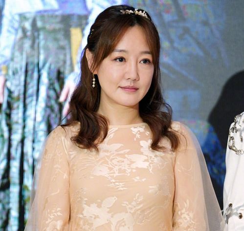  42岁薛佳凝高清生图曝光,身材发福面容沧桑,哈妹也老了