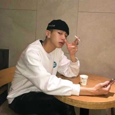  男生吸烟头像伤感图片