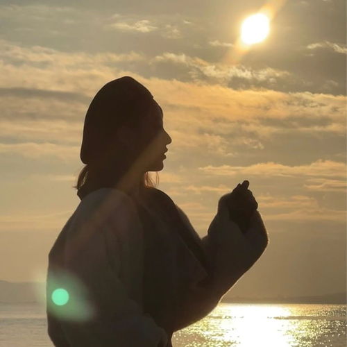 头像女路灯下的小姑娘