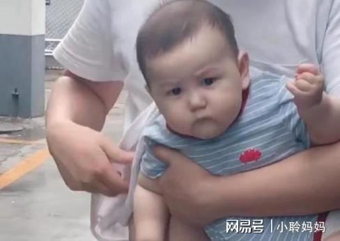  坑娃老爹带娃躲雨照火了,凑近一看,萌娃脸上的表情亮了