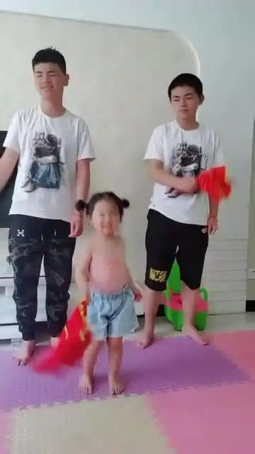  兄妹三斗舞,妹妹嘚瑟,二哥开心,大哥竟一副生无可恋的表情