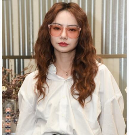 浪漫的女生头像卷发