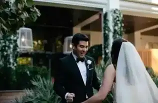  当男人第一次看到自己的新娘穿上婚纱时