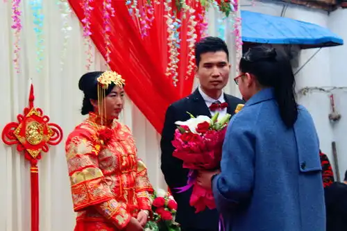  实拍驻马店乡村婚礼,父母脸上没有表情