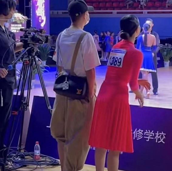  姚笛丈夫深夜挽美女说笑,文章戏路严重受阻,两人发展令人唏嘘