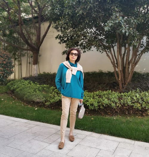  女人到了50岁,建议穿这减龄衫,年轻又显嫩美