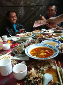  求ps大神,帮我把露脸的p一下,把脸换成qq表情里露好几个大牙小的那个表情,谢谢