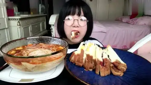  吃索尼美女梦游,此时吃蜗牛粉玉米面包,嘴巴是那么大,不怕撒谎