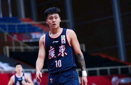  杜锋有意打乱排兵布阵胡明轩大爆发,徐杰无对抗倒地表情痛苦