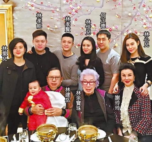  谢玲玲母女仨人相约爬山,康复后剪利落短发,俩女儿贴心守护妈妈