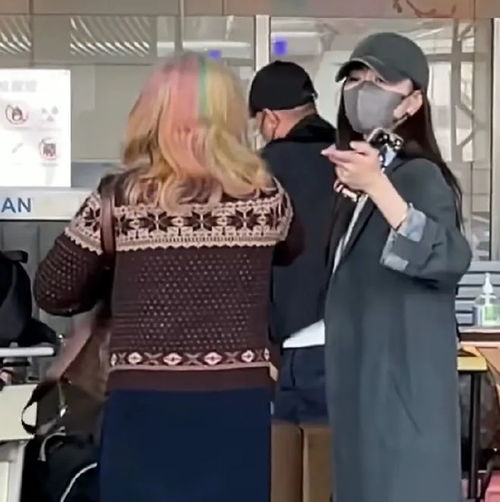  文章新女友正面曝光是位个子高挑的素人美女,戴口罩也难掩美貌