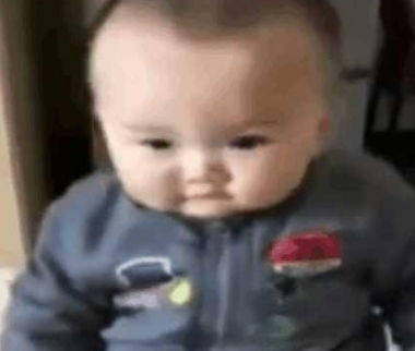  宝宝睡醒后饿了,跑进厨房找吃的,眼前的一幕吓坏了宝妈