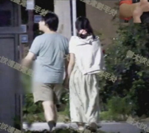  狗仔偷拍的明星情侣照,氛围感太绝了,甜得像在拍偶像剧