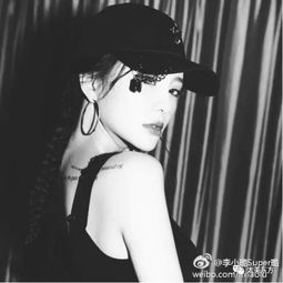  李小璐再次变脸又隆胸网友讽刺撞脸刘晓庆