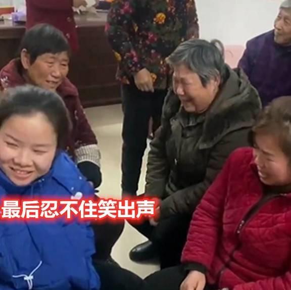  湖北女子出嫁前一天,全村大妈都来围着她哭,神情无奈又尴尬