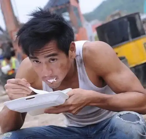  钟秀丽蹲工地的男人