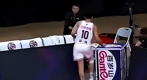  耍大牌赵睿被连断两球后怒回更衣室,杜锋面无表情,明夏要离队