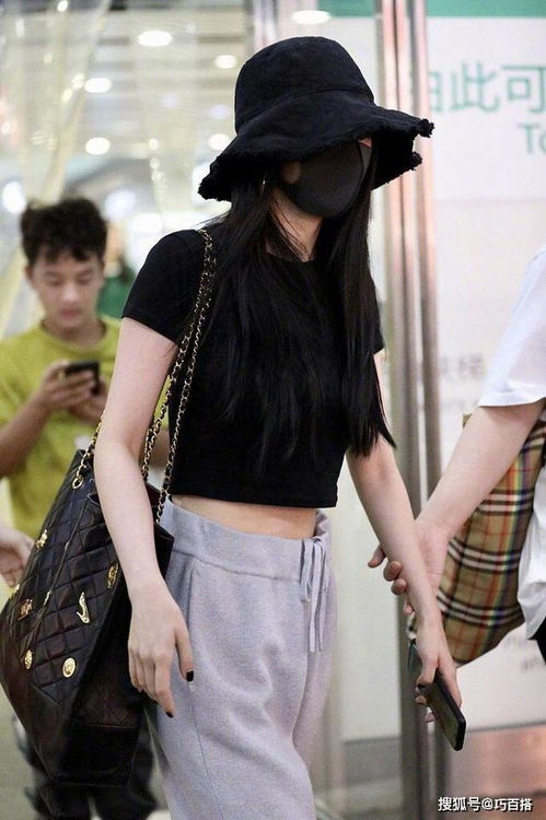  杨幂私服现身,白色西装搭配牛仔裤,纤腰细腿让人惊艳