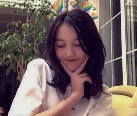  李嫣晒童年照庆祝自己14岁生日,闺蜜晒大长腿美照,气质很像王菲