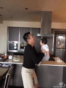  汪小菲与儿子玩举高高小希箖笑不停萌翻图
