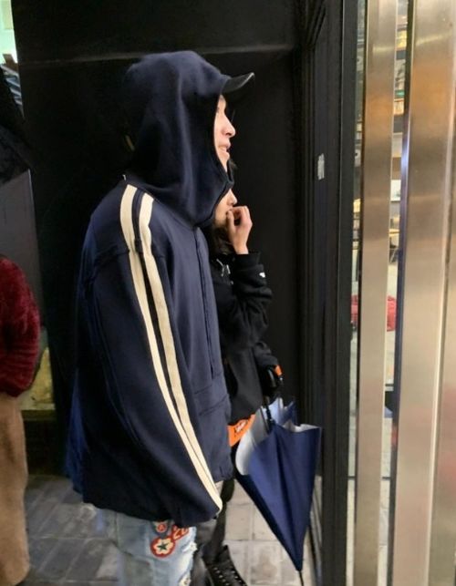  网友偶遇郑爽和男友雨夜逛街,郑爽居然为男友撑伞