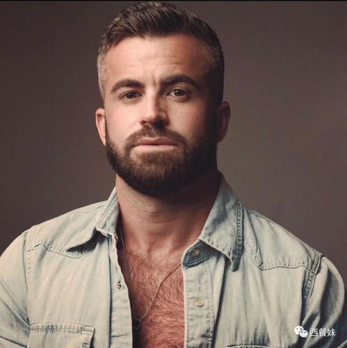  实锤海边嬉戏lukeevans又有新欢肌肉男友了