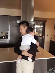  汪小菲与儿子玩举高高小希箖笑不停萌翻