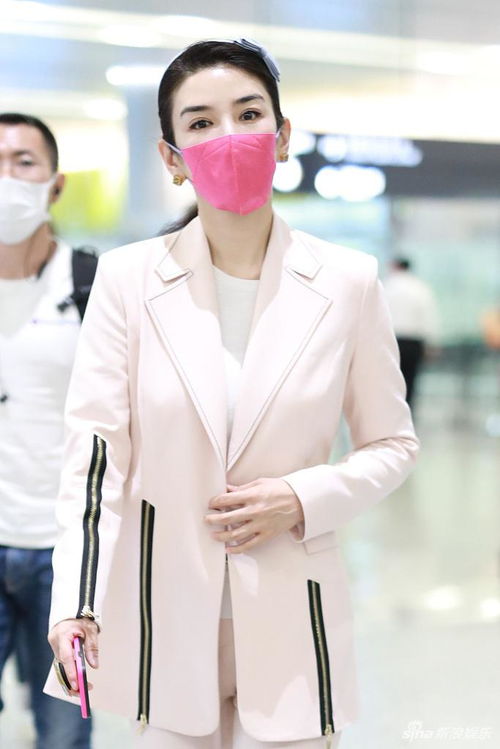  组图黄奕粉色西装配艳粉口罩少女心爆棚头戴蓝色蝴蝶结可爱
