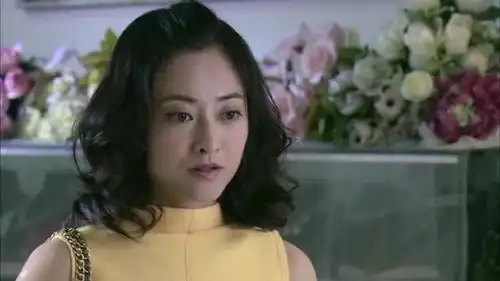  男子对女子说得肺癌,男子向女子借钱,戴上了一顶假发
