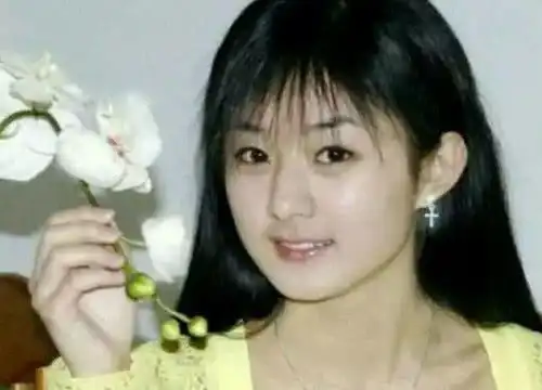  赵丽颖的丑照躲过了无滤镜,躲过了媒婆妆,败给杀马特