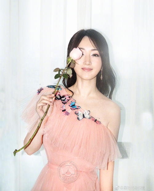  甜歌天后杨钰莹晒最新美照,冻龄童颜轻松驾驭少女粉公主裙
