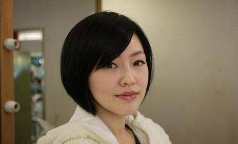  小s女儿许曦文,晒露脐装炫耀腰细与妈妈比美,母女俩很可爱了