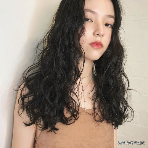  2019年,这样的卷发发型很流行