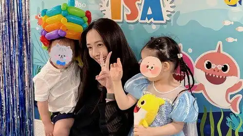  郭碧婷给儿子庆生,大笑合照失去表情管理,素颜出镜黑眼圈明显