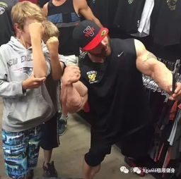  当金发美女主持采访肌肉男,这眼神让人把持不住啊...