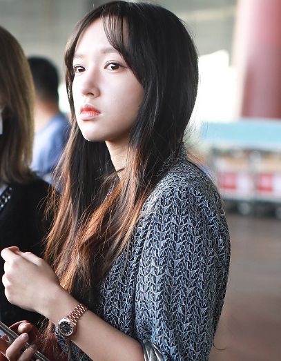  魔女娱乐程潇穿长裙现身机场,卷发披肩表情高冷身材纤细