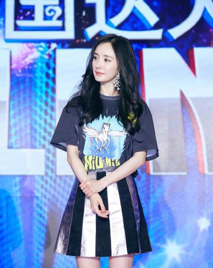  杨幂近期难得的黑look,t恤短裙看似简单,百搭耳环意外抢镜