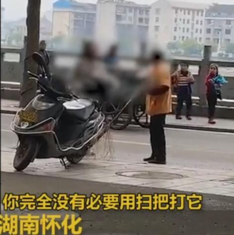  遛狗不拴绳狗被环卫工误扫女子当街大骂你还不如我的狗