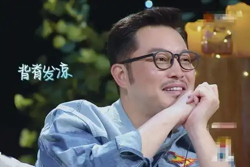  沙溢借鉴娜扎时尚风格,为老婆胡可搭配红绿背心,袁弘表情亮了