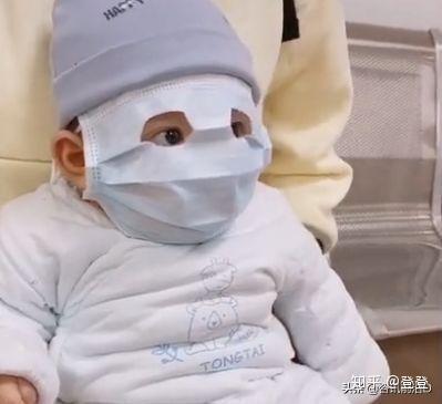  宝宝打劫式戴口罩网络走红,可爱但不可取