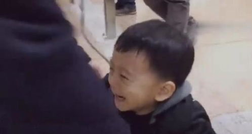  宝宝去机场接爸爸,看见爸爸的一瞬间,宝宝脸上的表情亮了