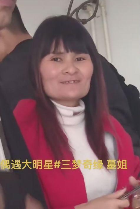  三梦奇缘现身理发店被偶遇,面对镜头很腼腆,弄头发掩饰尴尬