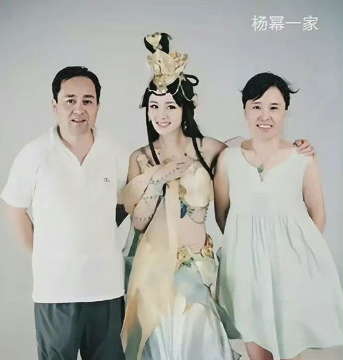  明星一家三口基因太强大